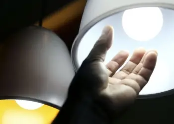 Conta de luz seguirá mais cara em junho com manutenção da bandeira amarela, anuncia Aneel
