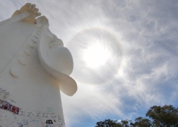 Halo solar é registrado ao lado da estátua de Padre Cícero, em Juazeiro do Norte / Crédito: (Foto: Maisa Vasconcelos/O POVO CBN)