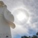 Halo solar é registrado ao lado da estátua de Padre Cícero, em Juazeiro do Norte / Crédito: (Foto: Maisa Vasconcelos/O POVO CBN)