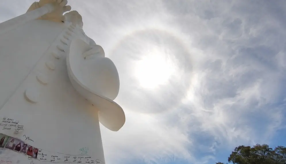 Halo solar é registrado ao lado da estátua de Padre Cícero, em Juazeiro do Norte / Crédito: (Foto: Maisa Vasconcelos/O POVO CBN)