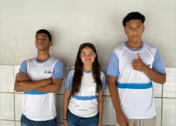 Legenda da foto: Da esquerda para direita: Os medalhistas Ikaro Rafael, Anna Lyz e João Ricardo