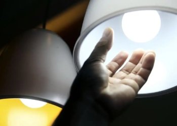 Bandeira tarifária das contas de luz segue amarela em julho