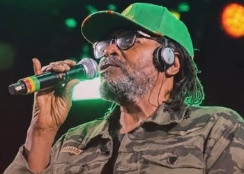 Cantor Edson Gomes é internado na UTI após passar mal depois de show na Bahia