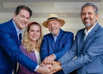 Elmano abre campanha à reeleição com caminhada em Fortaleza e agenda religiosa no Interior